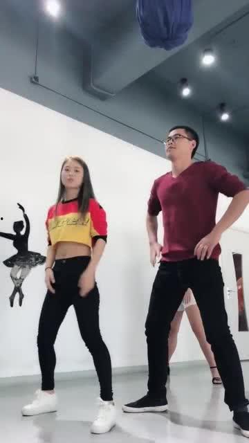 成人反光背带怎么戴视频,安全出行必备技能